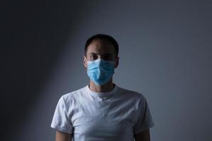 Mens in een beschermend masker, de h1n1 virus