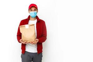 voedsel levering Mens vervelend medisch masker. corona virus concept foto