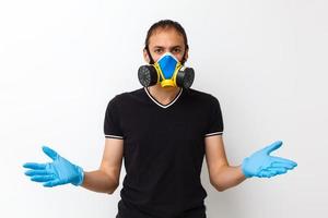 jong werkman met rood moeilijk top en beschermen masker foto