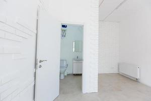 klein toilet in een klein kantoor foto