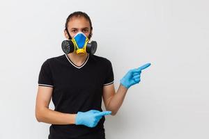 portret van knap Indisch Aziatisch jong Mens vervelend medisch Gezondheid masker, geïsoleerd over- wit achtergrond foto