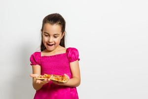 gelukkig weinig meisje aan het eten pizza wit achtergrond foto