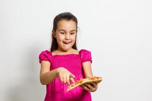 gelukkig weinig meisje aan het eten pizza wit achtergrond foto