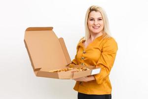 mooi jong gewoontjes vrouw met smakelijk pizza in levering papier doos. geïsoleerd Aan wit achtergrond foto