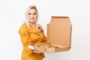 mooi blond vrouw eten stuk van pizza foto