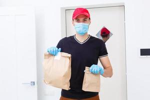 levering Mens Holding karton dozen in rubber handschoenen en medisch masker. kopiëren ruimte. snel en vrij levering vervoer . online boodschappen doen en uitdrukken levering foto