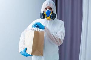 Mens in chemisch beschermend pak Aan achtergrond. virus Onderzoek foto