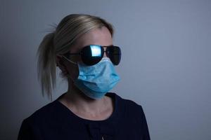 vrouw krijgen ziek, vrouw in beschermend masker foto