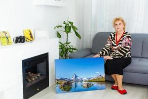 foto canvas. blond ouderen vrouw gevoel gemotiveerd terwijl nemen foto canvas