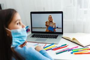 vrouw video conferenties met tutor Aan laptop Bij huis. afstand onderwijs concept. foto