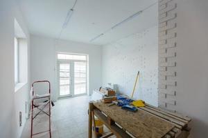 klein appartement zonder reparatie in een nieuw gebouw. een kamer in een onvoltooid huis. muren van schuim blok en beton verdieping in een klein appartement. foto