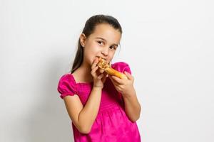 gelukkig weinig meisje met pizza wit achtergrond foto