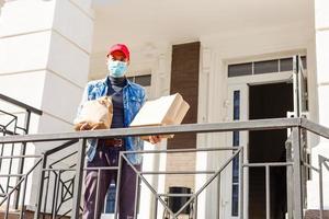 voedsel levering Mens met Tassen in een beschermend masker Aan zijn gezicht foto