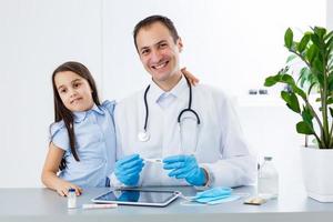 dokter en weinig meisje geduldig in de kliniek, overleg foto