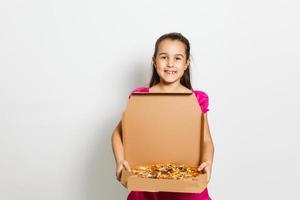 gelukkig weinig meisje met pizza in een papier doos foto