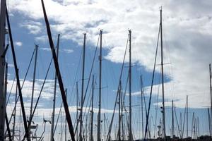 masten van zeilboten afgemeerd in de jachthaven foto