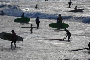 surfen school- Aan een oceaan strand foto