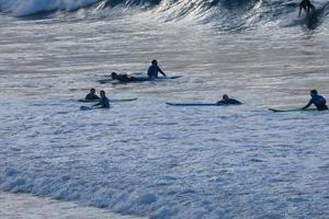 jong atleten beoefenen de water sport van surfing foto