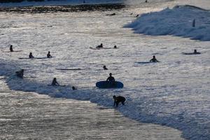 jong atleten beoefenen de water sport van surfing foto