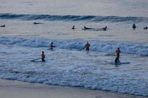 surfen school- Aan een oceaan strand foto