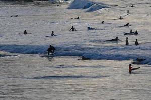 surfen school- Aan een oceaan strand foto