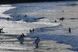 jong atleten beoefenen de water sport van surfing foto