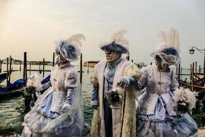 niet geïdentificeerd mensen vervelend carnaval maskers Bij de Venetië carnaval in Venetië, Italië, ongeveer februari 2022 foto