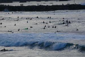 surfen school- Aan een oceaan strand foto