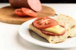 warme broodjes met tomaten foto