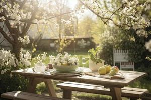 voorjaar tafel met bomen in bloeiend en onscherp zonnig tuin in achtergrond foto