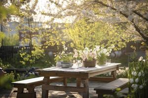 voorjaar tafel met bomen in bloeiend en onscherp zonnig tuin in achtergrond foto