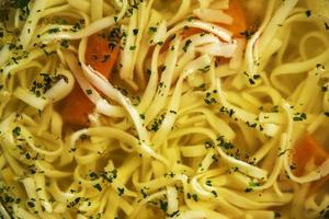 detail van pasta in een soep