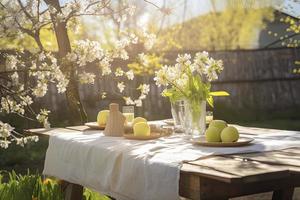 voorjaar tafel met bomen in bloeiend en onscherp zonnig tuin in achtergrond foto