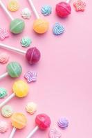 zoet lolly en snoepjes Aan roze achtergrond foto