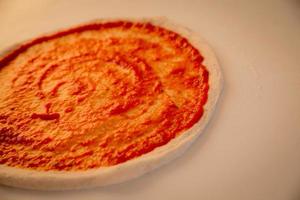 swirly deeg voor pizza maken foto