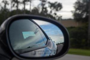 te hard rijden auto door een achterzijde visie spiegel foto