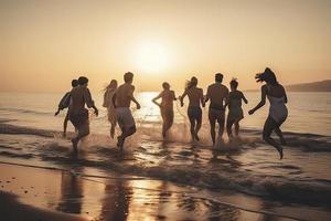 groot groep van jong vrienden of groot familie zijn hebben pret en rennen Bij zonsondergang strand. zomer vakanties concept foto