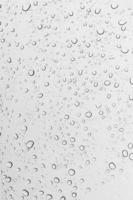 regendruppels op een glas foto
