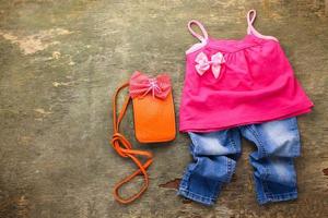 zomer kinderen kleding t-shirt, jeans, handtas. top visie. foto