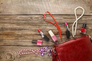 vrouwen accessoires kunstmatig tas, ketting, nagel Pools, lippenstift. top visie. foto