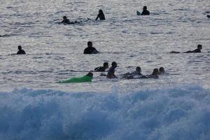 surfen school- Aan een oceaan strand foto