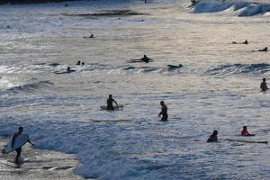 jong atleten beoefenen de water sport van surfing foto