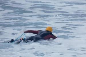 jong atleten beoefenen de water sport van surfing foto