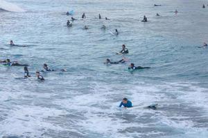 surfen school- Aan een oceaan strand foto