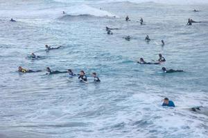 surfen school- Aan een oceaan strand foto