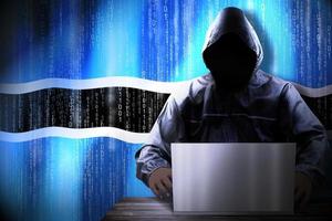 anoniem met een kap hacker en vlag van Botswana, binair code - cyber aanval concept foto