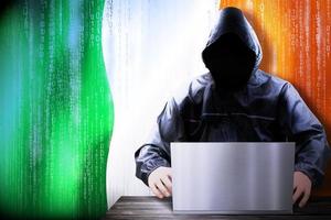 anoniem met een kap hacker en vlag van Ierland, binair code - cyber aanval concept foto