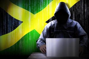 anoniem met een kap hacker en vlag van Jamaica, binair code - cyber aanval concept foto