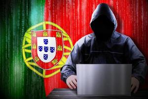 anoniem met een kap hacker en vlag van Portugal, binair code - cyber aanval concept foto