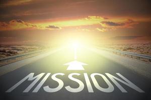 missie woord Aan een weg en zonsondergang lucht foto